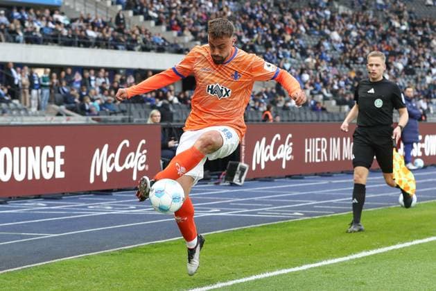 12.04.2025, xtgx, Fussball - 2.Bundesliga, Hertha BSC Berlin - SV Darmstadt 98 emspor, v.l. Philipp Foerster (Förster, Darmstadt, 18) am Ball, plays the ball (DFL DFB REGULATIONS PROHIBIT ANY USE OF PHOTOGRAPHS as IMAGE SEQUENCES and or QUASI-VIDEO) Berlin