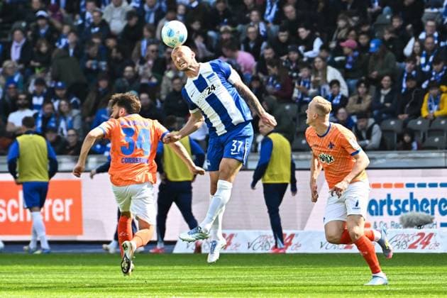 Fussball 2.Bundesliga, Hertha BSC Berlin - SV Darmstadt 98 12.04.2025, xdanx, Fussball 2.Bundesliga, Hertha BSC Berlin - SV Darmstadt 98 v.l. Toni Leistner (Hertha BSC),Isac Lidberg (SV Darmstadt 98) Zweikampf, Duell, Kampf, tackle (DFL DFB REGULATIONS PROHIBIT ANY USE OF PHOTOGRAPHS as IMAGE SEQUENCES and or QUASI-VIDEO) Daniel Lakomski Mix1Press Berlin Olympiastadion Berlin Deutschland (DEU)