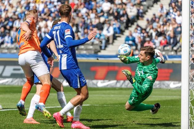 Berlin,12.4.25, Fussball, 2.Bundesliga, 29. Spieltag, Hertha BSC - SV Darmstadt 98, Olympiastadion. Lidberg Isac von SV Darmstadt 98 scheitert an Berlins Torwart Tjark Ernst. DFL regulations and DFB regulations prohibit any use of photographs as image sequences and or quasi-video, Foto: Andreas Gora Hertha BSC - SV Darmstadt 98