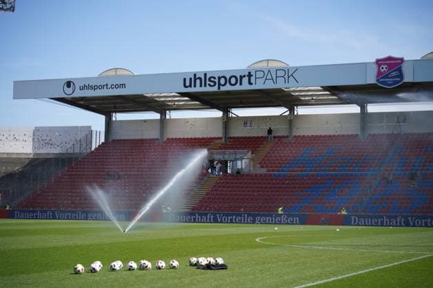 3. Liga: SpVgg Unterhaching - VfB Stuttgart II; Unterhaching, 12.04.2025 Die Rasensprenger in Aktion auf dem Rasen des Uhlsport Parks. 33. Spieltag der 3. Liga, SpVgg Unterhaching - VfB Stuttgart II, Unterhaching, Uhlsport Park am 12.04.2025. DFB REGULATIONS PROHIBIT ANY USE OF PHOTOGRAPHS AS IMAGE SEQUENCES AND OR QUASI-VIDEO. Copyright: xBEAUTIFULxSPORTSx Pajonkx