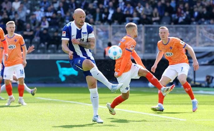 Toni Leistner am Ball, Fabian Nürnberger, Isac Lidberg Zweikampf Spielszene Aktion Fußball Fussball DFL 2.Bundesliga Herren 29. Spieltag Saison 2024 2025 12.04.2025 Hertha BSC Berlin vs. SV Darmstadt 98 DFL regulations prohibit any use of photographs as image sequences and or quasi-video