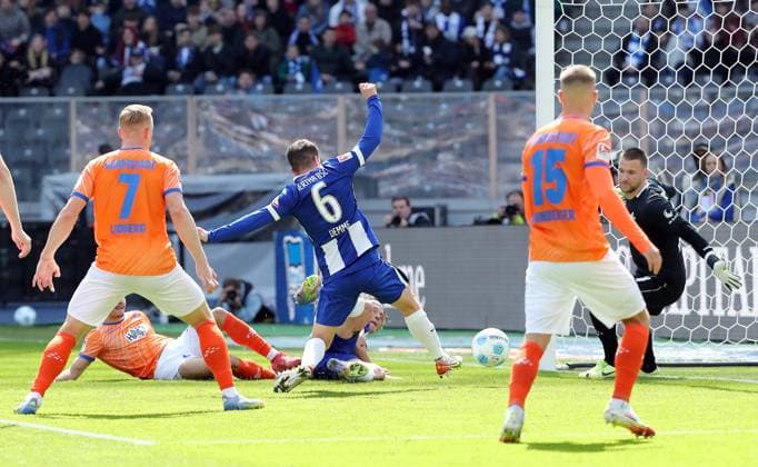 Fabian Reese, Diego Demme, Tor aus Abseitsposition Zweikampf Spielszene Aktion Fußball Fussball DFL 2.Bundesliga Herren 29. Spieltag Saison 2024 2025 12.04.2025 Hertha BSC Berlin vs. SV Darmstadt 98 DFL regulations prohibit any use of photographs as image sequences and or quasi-video