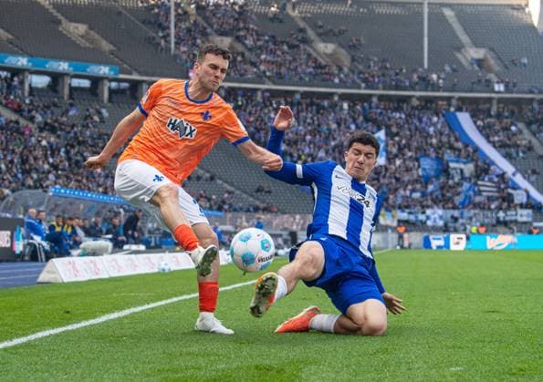 Fussball, Herren, Saison 2024 2025, 2. Bundesliga (29. Spieltag), Hertha BSC - SV Darmstadt 98, v.l. Sergio Lopez (Darmstadt 98), Ibrahim Maza (Hertha BSC), 12.04. 2025,