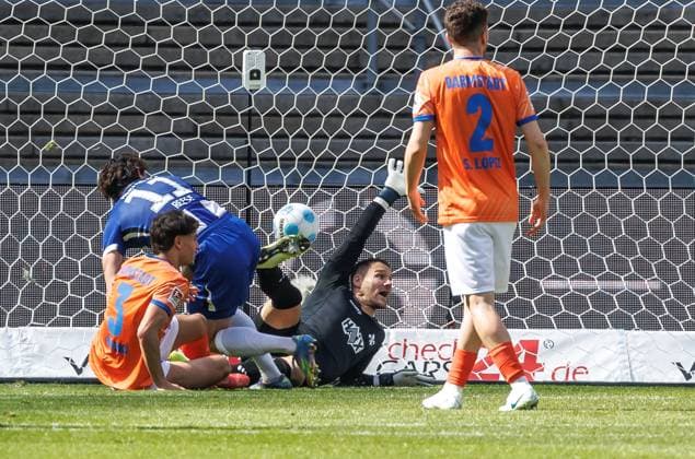Sport Bilder des Tages Berlin,12.4.25, Fussball, 2.Bundesliga, 29. Spieltag, Hertha BSC - SV Darmstadt 98, Olympiastadion. Berlins Diego Demme trifft gegen Schuhen Marcel von SV Darmstadt 98. Das Tor wurde nicht gegeben. DFL regulations and DFB regulations prohibit any use of photographs as image sequences and or quasi-video, Foto: Andreas Gora Hertha BSC - SV Darmstadt 98