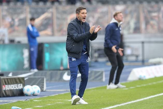 12.04.2025, xtgx, Fussball - 2.Bundesliga, Hertha BSC Berlin - SV Darmstadt 98 emspor, v.l. Stefan Leitl (Hertha, Trainer) gibt Anweisungen, gestikuliert mit den Armen, gesticulate, gives instructions (DFL DFB REGULATIONS PROHIBIT ANY USE OF PHOTOGRAPHS as IMAGE SEQUENCES and or QUASI-VIDEO) Berlin
