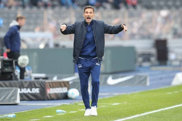 12.04.2025, xtgx, Fussball - 2.Bundesliga, Hertha BSC Berlin - SV Darmstadt 98 emspor, v.l. Stefan Leitl (Hertha, Trainer) gibt Anweisungen, gestikuliert mit den Armen, gesticulate, gives instructions (DFL DFB REGULATIONS PROHIBIT ANY USE OF PHOTOGRAPHS as IMAGE SEQUENCES and or QUASI-VIDEO) Berlin