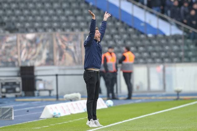 12.04.2025, xtgx, Fussball - 2.Bundesliga, Hertha BSC Berlin - SV Darmstadt 98 emspor, v.l. Florian Kohfeldt (Darmstadt, Trainer) gibt Anweisungen, gestikuliert mit den Armen, gesticulate, gives instructions (DFL DFB REGULATIONS PROHIBIT ANY USE OF PHOTOGRAPHS as IMAGE SEQUENCES and or QUASI-VIDEO) Berlin