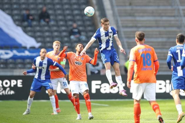 12.04.2025, xtgx, Fussball - 2.Bundesliga, Hertha BSC Berlin - SV Darmstadt 98 emspor, v.l. Jean Paul Boetius (Darmstadt, 10), Marten Winkler (Hertha, 22) Zweikampf, Duell, Kampf, tackle (DFL DFB REGULATIONS PROHIBIT ANY USE OF PHOTOGRAPHS as IMAGE SEQUENCES and or QUASI-VIDEO) Berlin