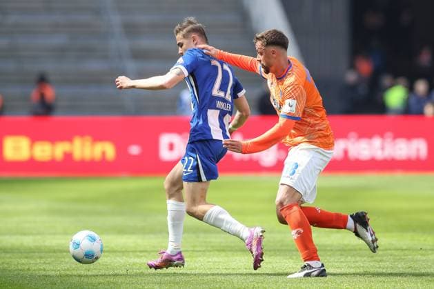 12.04.2025, xtgx, Fussball - 2.Bundesliga, Hertha BSC Berlin - SV Darmstadt 98 emspor, v.l. Marten Winkler (Hertha, 22), Guille Bueno (Darmstadt, 3) Zweikampf, Duell, Kampf, tackle (DFL DFB REGULATIONS PROHIBIT ANY USE OF PHOTOGRAPHS as IMAGE SEQUENCES and or QUASI-VIDEO) Berlin