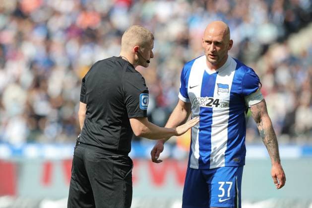 12.04.2025, xtgx, Fussball - 2.Bundesliga, Hertha BSC Berlin - SV Darmstadt 98 emspor, v.l. Toni Leistner (Hertha, 37) diskutiert mit Schiedsrichter, Schiri, referee Timo Gansloweit (DFL DFB REGULATIONS PROHIBIT ANY USE OF PHOTOGRAPHS as IMAGE SEQUENCES and or QUASI-VIDEO) Berlin