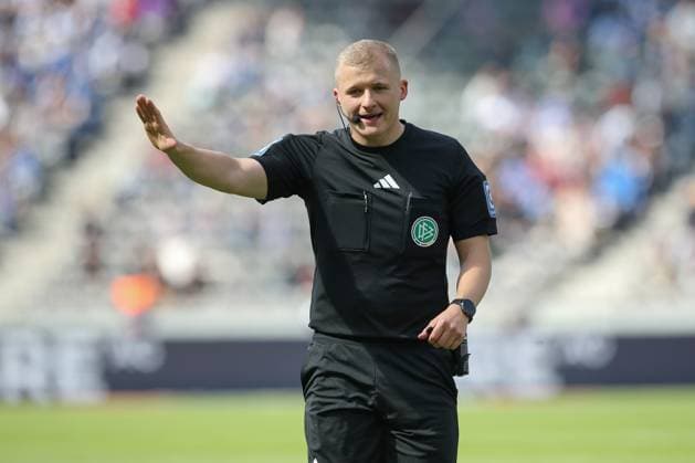 12.04.2025, xtgx, Fussball - 2.Bundesliga, Hertha BSC Berlin - SV Darmstadt 98 emspor, v.l. Schiedsrichter, Schiri, referee Timo Gansloweit (DFL DFB REGULATIONS PROHIBIT ANY USE OF PHOTOGRAPHS as IMAGE SEQUENCES and or QUASI-VIDEO) Berlin