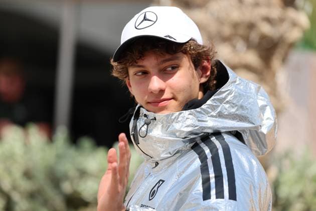 12.04.2025, Bahrain International Circuit, Sakhir, Formula 1 Gulf Air Bahrain Grand Prix 2025 ,im Bild Andrea Kimi Antonelli (ITA), Mercedes-AMG Petronas Formula One Team in einer silbernen, gekühlten Jacke. (Photo by Hasan Bratic DeFodi Images)