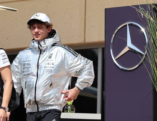 12.04.2025, Bahrain International Circuit, Sakhir, Formula 1 Gulf Air Bahrain Grand Prix 2025 ,im Bild Andrea Kimi Antonelli (ITA), Mercedes-AMG Petronas Formula One Team in einer silbernen, gekühlten Jacke. (Photo by Hasan Bratic DeFodi Images)