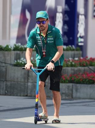 12.04.2025, Bahrain International Circuit, Sakhir, Formula 1 Gulf Air Bahrain Grand Prix 2025 ,im Bild Fernando Alonso (ESP), Aston Martin Aramco Cognizant Formula One Team in Badelatschen auf einem Roller. (Photo by Hasan Bratic DeFodi Images)