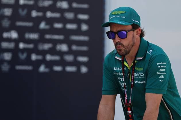 12.04.2025, Bahrain International Circuit, Sakhir, Formula 1 Gulf Air Bahrain Grand Prix 2025 ,im Bild Fernando Alonso (ESP), Aston Martin Aramco Cognizant Formula One Team in Badelatschen auf einem Roller. (Photo by Hasan Bratic DeFodi Images)