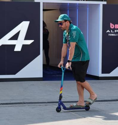 12.04.2025, Bahrain International Circuit, Sakhir, Formula 1 Gulf Air Bahrain Grand Prix 2025 ,im Bild Fernando Alonso (ESP), Aston Martin Aramco Cognizant Formula One Team in Badelatschen auf einem Roller. (Photo by Hasan Bratic DeFodi Images)