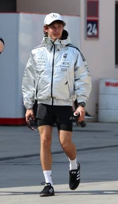12.04.2025, Bahrain International Circuit, Sakhir, Formula 1 Gulf Air Bahrain Grand Prix 2025 ,im Bild Andrea Kimi Antonelli (ITA), Mercedes-AMG Petronas Formula One Team in einer silbernen, gekühlten Jacke. (Photo by Hasan Bratic DeFodi Images)