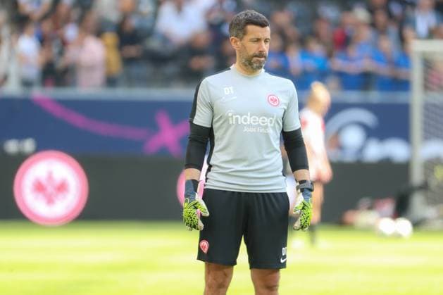 12.04.2025, xusrbx, Fussball Google Pixel Frauen-Bundesliga, Eintracht Frankfurt - FC Bayern Muenchen v.l. Dennis Tiano (Torwart Trainer Eintracht Frankfurt), (DFL DFB REGULATIONS PROHIBIT ANY USE OF PHOTOGRAPHS as IMAGE SEQUENCES and or QUASI-VIDEO) Frankfurt am Main