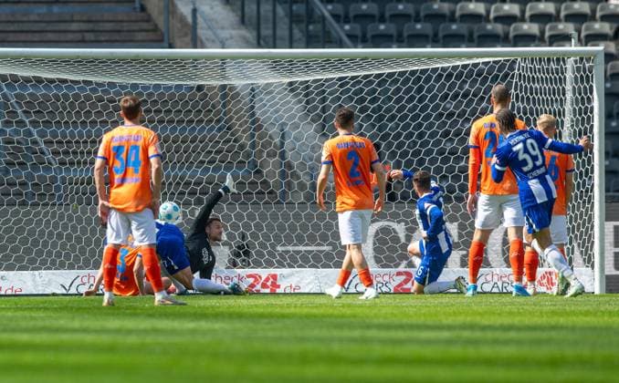 Fussball, Herren, Saison 2024 2025, 2. Bundesliga (29. Spieltag), Hertha BSC - SV Darmstadt 98, Abseitstor von Diego Demme (Hertha BSC), 12.04. 2025,