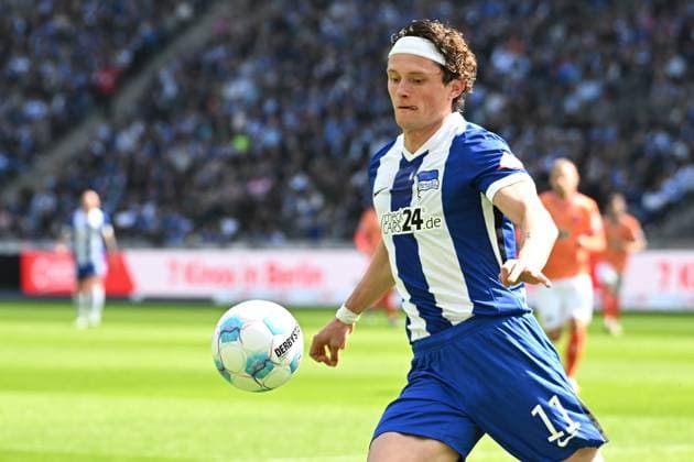 Fussball 2.Bundesliga, Hertha BSC Berlin - SV Darmstadt 98 12.04.2025, xdanx, Fussball 2.Bundesliga, Hertha BSC Berlin - SV Darmstadt 98 v.l. Fabian Reese (Hertha BSC) am Ball (DFL DFB REGULATIONS PROHIBIT ANY USE OF PHOTOGRAPHS as IMAGE SEQUENCES and or QUASI-VIDEO) Daniel Lakomski Mix1Press Berlin Olympiastadion Berlin Deutschland (DEU)