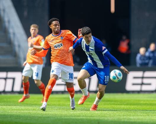 Fussball, Herren, Saison 2024 2025, 2. Bundesliga (29. Spieltag), Hertha BSC - SV Darmstadt 98, v.l. Jean-Paul Boetius (Darmstadt 98), Ibrahim Maza (Hertha BSC), 12.04. 2025,