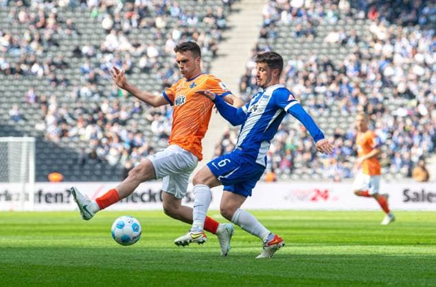 Fussball, Herren, Saison 2024 2025, 2. Bundesliga (29. Spieltag), Hertha BSC - SV Darmstadt 98, v.l. Sergio Lopez (Darmstadt 98), Diego Demme (Hertha BSC), 12.04. 2025,
