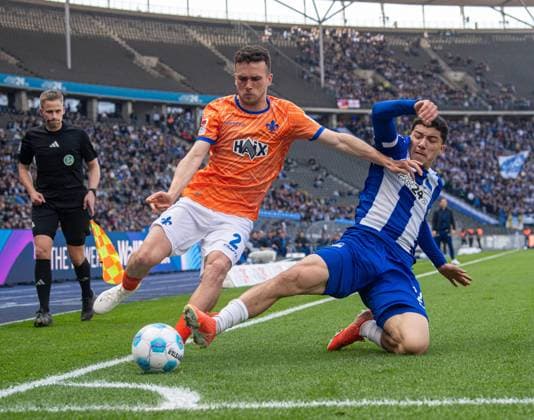 Fussball, Herren, Saison 2024 2025, 2. Bundesliga (29. Spieltag), Hertha BSC - SV Darmstadt 98, v.l. Sergio Lopez (Darmstadt 98), Ibrahim Maza (Hertha BSC), 12.04. 2025,