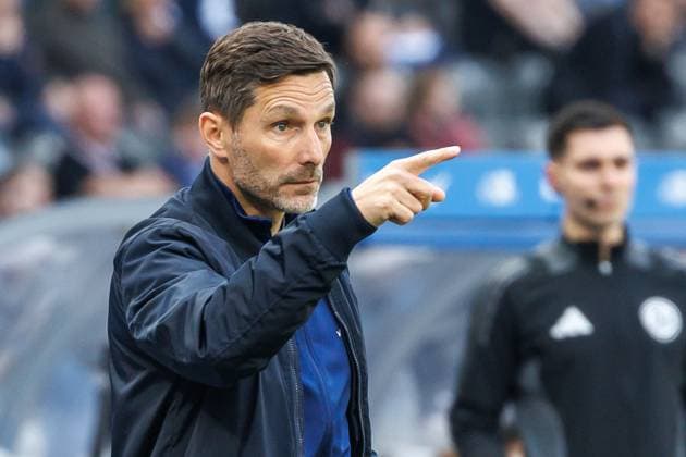 Berlin,12.4.25, Fussball, 2.Bundesliga, 29. Spieltag, Hertha BSC - SV Darmstadt 98, Olympiastadion. Trainer Stefan Leitl von Hertha BSC steht gestikulierend am Spielfeldrand. DFL regulations and DFB regulations prohibit any use of photographs as image sequences and or quasi-video, Foto: Andreas Gora Hertha BSC - SV Darmstadt 98