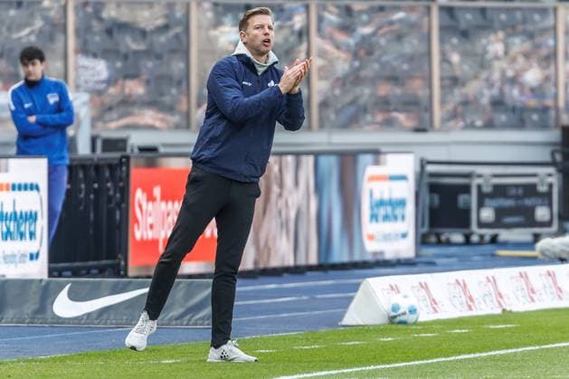 Berlin,12.4.25, Fussball, 2.Bundesliga, 29. Spieltag, Hertha BSC - SV Darmstadt 98, Olympiastadion. Trainer Florian Kohfeldt von SV Darmstadt 98 steht gestikulierend am Spielfeldrand. DFL regulations and DFB regulations prohibit any use of photographs as image sequences and or quasi-video, Foto: Andreas Gora Hertha BSC - SV Darmstadt 98