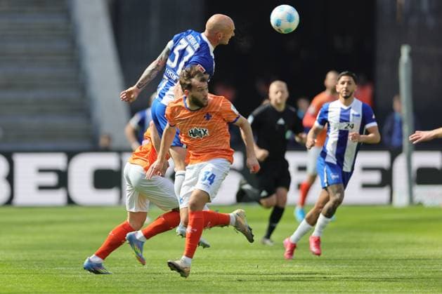 2. Fußball Bundesliga, Hertha BSC - SV Darmstadt Toni Leistner (Hertha BSC Berlin 37) im Zweikampf mit Killian Corredor (SV Darmstadt 34), während der Begegnung in der 2. Fußball Bundesliga, Hertha BSC - SV Darmstadt in Berlin, Olympiastadion, am 12.04.2025. DFB regulations prohibit any use of photographs as image sequences and or quasi video.