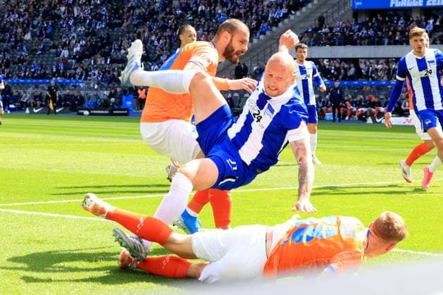 DEU, DFL, 2. FBL, Hertha BSC vs. SV Darmstadt 98, 12.04.2025, Berliner Olympiastadion, Berlin, DEU, DFL, 2. FBL, Hertha BSC vs. SV Darmstadt 98, im Bild Toni Leistner (Hertha BSC Berlin 37), Clemens Riedel (Darmstadt 38), Aleksandar Vukotic (Darmstadt 20) DFL - regulations prohibit any use of Photographs as image sequences and or quasi-video Foto: Juergen Engler nordphoto GmbH
