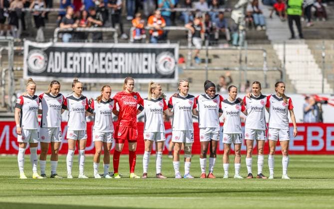 GER, Frankfurt, Eintracht Frankfurt vs FC Bayern München, Google Pixel Bundesliga, Fussball, DFB, Spielzeit 2024 2025, Deutsche-Bank-Park, 19. Spieltag, im Bild: Eintracht Frankfurt vor dem Spiel DFB DFL REGULATIONS PROHIBIT ANY USE OF PHOTOGRAPHS AS IMAGE SEQUENCES AND OR QUASI-VIDEO, 12.04.2025, Copyright: HMBxMedia HendrikxHamelau
