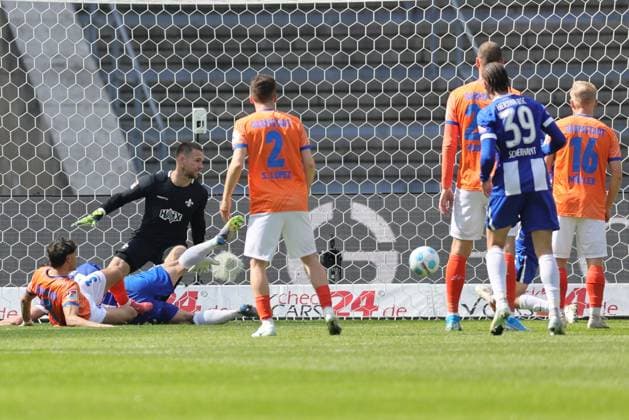 2. Fußball Bundesliga, Hertha BSC - SV Darmstadt Kein Tor. Fabian Reese (Hertha BSC Berlin 11), am Boden, trifft aus Abseitsposition gegen Torwart Marcel Schuhen (SV Darmstadt 1) ins Tor, Guille Bueno (SV Darmstadt 3) kann nicht eingreifen, kommt nicht mehr an den Ball, während der Begegnung in der 2. Fußball Bundesliga, Hertha BSC - SV Darmstadt in Berlin, Olympiastadion, am 12.04.2025. DFB regulations prohibit any use of photographs as image sequences and or quasi video.