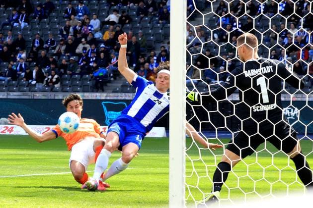 DEU, DFL, 2. FBL, Hertha BSC vs. SV Darmstadt 98, 12.04.2025, Berliner Olympiastadion, Berlin, DEU, DFL, 2. FBL, Hertha BSC vs. SV Darmstadt 98, im Bild Fabian Reese (Hertha BSC Berlin 11), Marcel Schuhen (Darmstadt 1), Guille Bueno (Darmstadt 3) DFL - regulations prohibit any use of Photographs as image sequences and or quasi-video Foto: Juergen Engler nordphoto GmbH