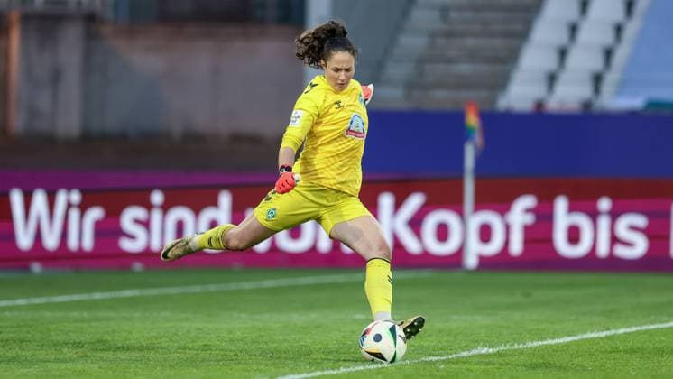 v.li.: Livia Peng (Torhüterin, Torwart, SV Werder Bremen, 1) am Ball, Freisteller, Einzelbild, Ganzkörper, Aktion, Action, Spielszene, DIE DFB-RICHTLINIEN UNTERSAGEN JEGLICHE NUTZUNG VON FOTOS ALS SEQUENZBILDER UND ODER VIDEOÄHNLICHE FOTOSTRECKEN. DFB REGULATIONS PROHIBIT ANY USE OF PHOTOGRAPHS AS IMAGE SEQUENCES AND OR QUASI-VIDEO., 11.04.2025, Essen (Deutschland), Fussball, Google Pixel Frauen-Bundesliga, SGS Essen - SV Werder Bremen