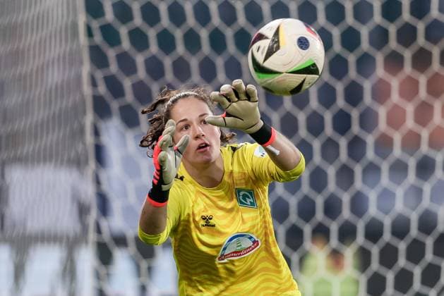 v.li.: Livia Peng (Torhüterin, Torwart, SV Werder Bremen, 1) am Ball, Einzelbild, Aktion, Action, Spielszene, Portrait, Nahaufnahme, Einzelfoto, Einzelbild, DIE DFB-RICHTLINIEN UNTERSAGEN JEGLICHE NUTZUNG VON FOTOS ALS SEQUENZBILDER UND ODER VIDEOÄHNLICHE FOTOSTRECKEN. DFB REGULATIONS PROHIBIT ANY USE OF PHOTOGRAPHS AS IMAGE SEQUENCES AND OR QUASI-VIDEO., 11.04.2025, Essen (Deutschland), Fussball, Google Pixel Frauen-Bundesliga, SGS Essen - SV Werder Bremen
