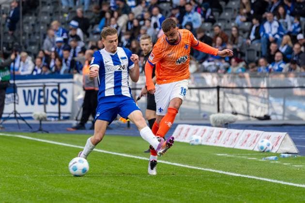 Zweikampf, v.l. Marten Winkler (Hertha BSC Berlin, 22), Philipp Foerster (SV Darmstadt 98, 18), GER, Hertha BSC Berlin vs. SV Darmstadt 98, Fussball, 2. Bundesliga, 29. Spieltag, Saison 2024 2025, 12.04.2025, DFL REGULATIONS PROHIBIT ANY USE OF PHOTOGRAPHS AS IMAGE SEQUENCES AND OR QUASI-VIDEO, GER, Hertha BSC Berlin vs. SV Darmstadt 98, Fussball, 2. Bundesliga, 29. Spieltag, Saison 2024 2025, 12.04.2025 Berlin