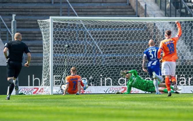 Fussball, Herren, Saison 2024 2025, 2. Bundesliga (29. Spieltag), Hertha BSC - SV Darmstadt 98, Isac Lidberg (Darmstadt 98) erzielt das Tor zum 0:1 gegen Toni Leistner (Hertha BSC) und Torhüter Tjark Ernst (Hertha BSC), 12.04. 2025,