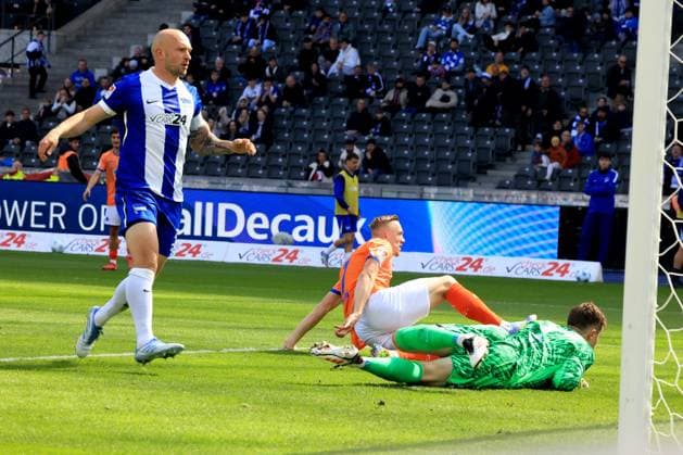 DEU, DFL, 2. FBL, Hertha BSC vs. SV Darmstadt 98, 12.04.2025, Berliner Olympiastadion, Berlin, DEU, DFL, 2. FBL, Hertha BSC vs. SV Darmstadt 98, im Bild 0:1 durch Isac Lidberg (Darmstadt 7), Toni Leistner (Hertha BSC Berlin 37), Tjark Ernst (Hertha BSC Berlin 1) DFL - regulations prohibit any use of Photographs as image sequences and or quasi-video Foto: Juergen Engler nordphoto GmbH