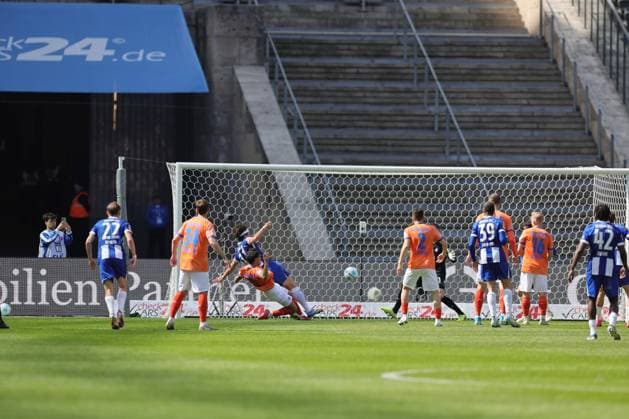 2. Fußball Bundesliga, Hertha BSC - SV Darmstadt Kein Tor. Fabian Reese (Hertha BSC Berlin 11), am Boden, trifft aus Abseitsposition gegen Torwart Marcel Schuhen (SV Darmstadt 1) ins Tor, Guille Bueno (SV Darmstadt 3) kann nicht eingreifen, kommt nicht mehr an den Ball, während der Begegnung in der 2. Fußball Bundesliga, Hertha BSC - SV Darmstadt in Berlin, Olympiastadion, am 12.04.2025. DFB regulations prohibit any use of photographs as image sequences and or quasi video.