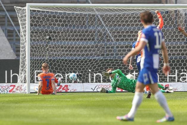 Sport Bilder des Tages 12.04.2025, xtgx, Fussball - 2.Bundesliga, Hertha BSC Berlin - SV Darmstadt 98 emspor, v.l. Tor zum 0:1 durch Isac Lidberg (Darmstadt, 7) (DFL DFB REGULATIONS PROHIBIT ANY USE OF PHOTOGRAPHS as IMAGE SEQUENCES and or QUASI-VIDEO) Berlin