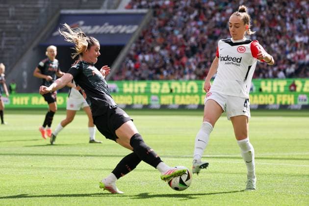 2025.04.12 xJAx Google Pixel Frauen Bundesliga Eintracht Frankfurt - FC Bayern MuÌˆnchen v.l., Sarah Zadrazil (FC Bayern München), Sophia Kleinherne (Eintracht Frankfurt) Zweikampf, Action, Aktion, Battles for the Ball (DFL DFB REGULATIONS PROHIBIT ANY USE OF PHOTOGRAPHS as IMAGE SEQUENCES and or QUASI-VIDEO) Copyright: JoaquimxFerreira