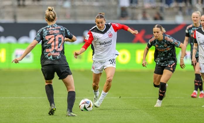 GER, Frankfurt, Eintracht Frankfurt vs FC Bayern München, Google Pixel Bundesliga, Fussball, DFB, Spielzeit 2024 2025, Deutsche-Bank-Park, 19. Spieltag, im Bild v.l.: Carolin Simon (FC Bayern München Frauen 30), Carlotta Wamser (Eintracht Frankfurt Frauen 30) DFB DFL REGULATIONS PROHIBIT ANY USE OF PHOTOGRAPHS AS IMAGE SEQUENCES AND OR QUASI-VIDEO, 12.04.2025, Copyright: HMBxMedia HendrikxHamelau