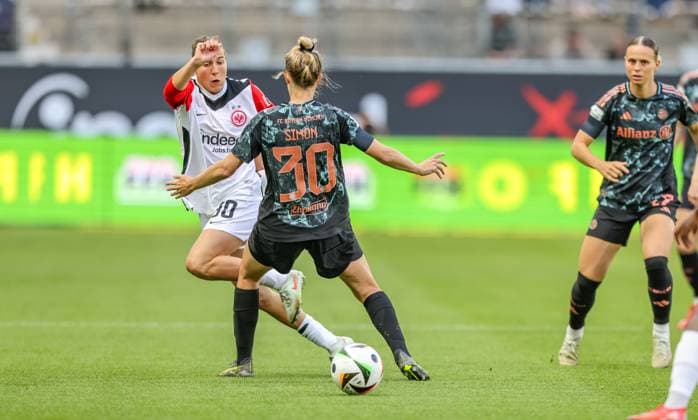 GER, Frankfurt, Eintracht Frankfurt vs FC Bayern München, Google Pixel Bundesliga, Fussball, DFB, Spielzeit 2024 2025, Deutsche-Bank-Park, 19. Spieltag, im Bild v.l.: Carolin Simon (FC Bayern München Frauen 30), Carlotta Wamser (Eintracht Frankfurt Frauen 30) DFB DFL REGULATIONS PROHIBIT ANY USE OF PHOTOGRAPHS AS IMAGE SEQUENCES AND OR QUASI-VIDEO, 12.04.2025, Copyright: HMBxMedia HendrikxHamelau