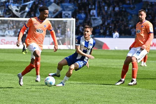 Fussball 2.Bundesliga, Hertha BSC Berlin - SV Darmstadt 98 12.04.2025, xdanx, Fussball 2.Bundesliga, Hertha BSC Berlin - SV Darmstadt 98 v.l. Jean-Paul Boetius (SV Darmstadt 98), Michal Karbownik (Hertha BSC) Zweikampf, Duell, Kampf, tackle (DFL DFB REGULATIONS PROHIBIT ANY USE OF PHOTOGRAPHS as IMAGE SEQUENCES and or QUASI-VIDEO) Daniel Lakomski Mix1Press Berlin Olympiastadion Berlin Deutschland (DEU)