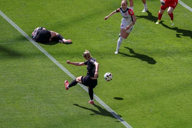 2025.04.12 xJAx Google Pixel Frauen Bundesliga Eintracht Frankfurt - FC Bayern MuÌˆnchen v.l., Lea Schüller (FC Bayern München) schiesst das Tor zum 0:1 (DFL DFB REGULATIONS PROHIBIT ANY USE OF PHOTOGRAPHS as IMAGE SEQUENCES and or QUASI-VIDEO) Copyright: JoaquimxFerreira