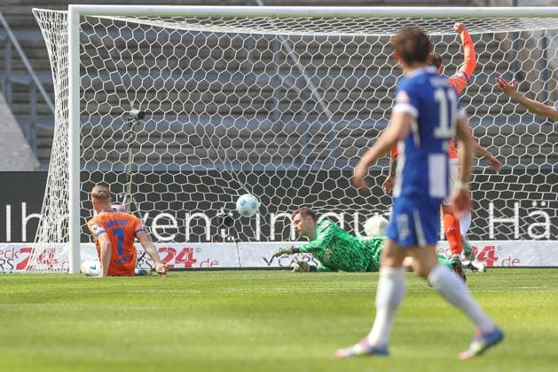12.04.2025, xtgx, Fussball - 2.Bundesliga, Hertha BSC Berlin - SV Darmstadt 98 emspor, v.l. Tor zum 0:1 durch Isac Lidberg (Darmstadt, 7) (DFL DFB REGULATIONS PROHIBIT ANY USE OF PHOTOGRAPHS as IMAGE SEQUENCES and or QUASI-VIDEO) Berlin