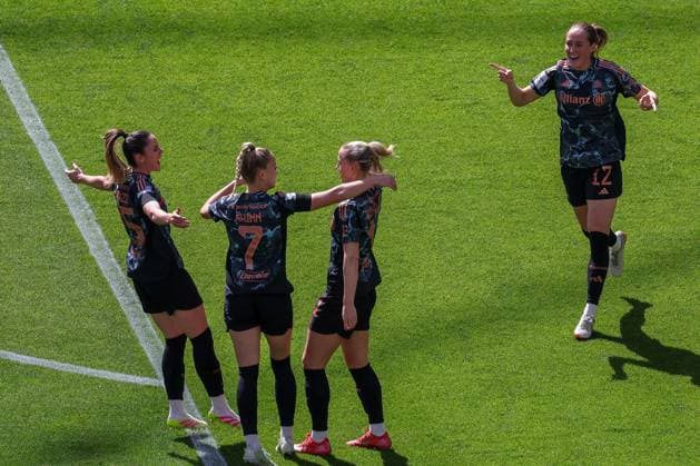 2025.04.12 xJAx Google Pixel Frauen Bundesliga Eintracht Frankfurt - FC Bayern MuÌˆnchen v.l.,Torjubel, Goal celebration, celebrate the goal um Lea Schüller (FC Bayern München), Giulia Gwinn (FC Bayern München), Sydney Lohmann (FC Bayern München) (DFL DFB REGULATIONS PROHIBIT ANY USE OF PHOTOGRAPHS as IMAGE SEQUENCES and or QUASI-VIDEO) Copyright: JoaquimxFerreira