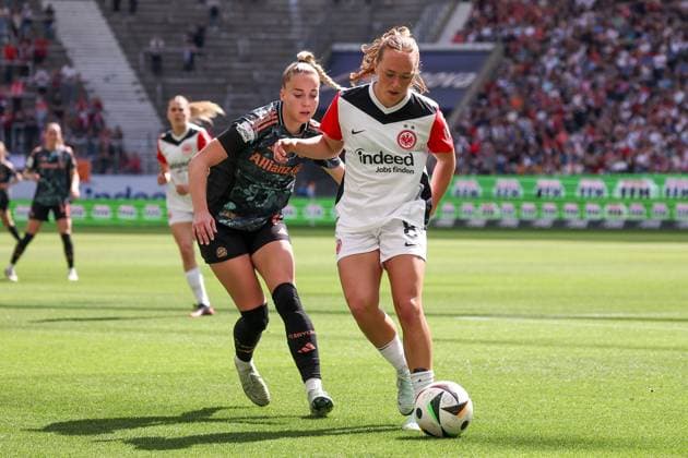 2025.04.12 xJAx Google Pixel Frauen Bundesliga Eintracht Frankfurt - FC Bayern MuÌˆnchen v.l., Giulia Gwinn (FC Bayern München), Lisanne Graewe (Eintracht Frankfurt) Zweikampf, Action, Aktion, Battles for the Ball (DFL DFB REGULATIONS PROHIBIT ANY USE OF PHOTOGRAPHS as IMAGE SEQUENCES and or QUASI-VIDEO) Copyright: JoaquimxFerreira