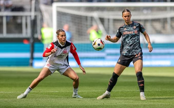 Sport Bilder des Tages GER, Frankfurt, Eintracht Frankfurt vs FC Bayern München, Google Pixel Bundesliga, Fussball, DFB, Spielzeit 2024 2025, Deutsche-Bank-Park, 19. Spieltag, im Bild v.l.: Carlotta Wamser (Eintracht Frankfurt Frauen 30), Klara Bühl (FC Bayern München Frauen 17) DFB DFL REGULATIONS PROHIBIT ANY USE OF PHOTOGRAPHS AS IMAGE SEQUENCES AND OR QUASI-VIDEO, 12.04.2025, Copyright: HMBxMedia HendrikxHamelau